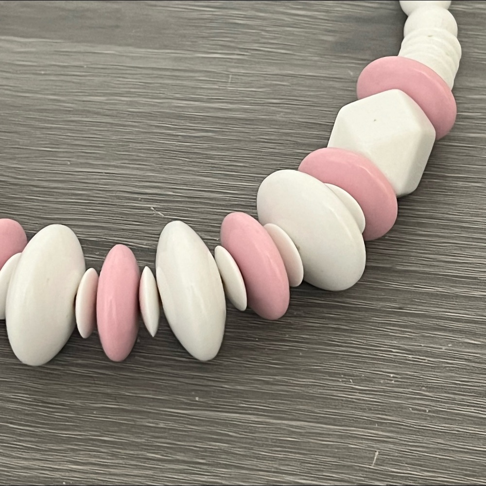 Vintage Plastic Beaded Necklace with White and Pink Beads - Picture 5 of 5